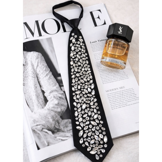 Czarny krawat z kryształkami – efektowny, elegancki dodatek.